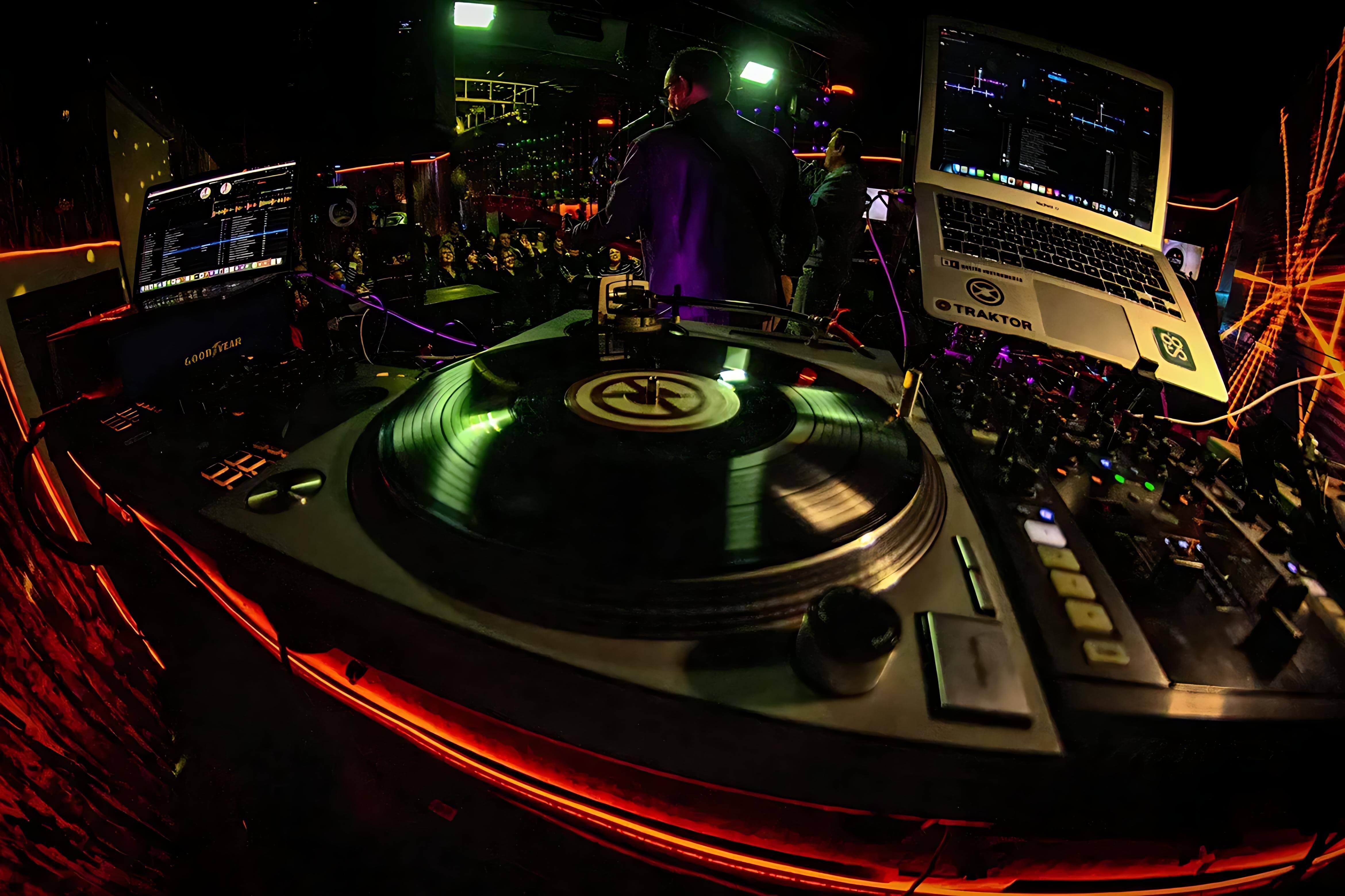 Cabina de DJ con tornamesas y producción de luces para eventos en La Casona
